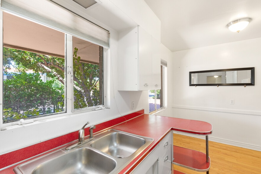 Kitchen - 543 W Coronado Rd