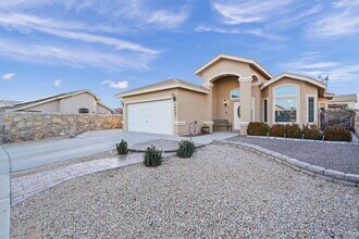 Building Photo - "Charming 3-Bedroom Retreat with 2 Full Ba...
