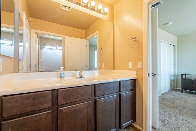 Building Photo - Spacious 3-Bed, 3-Bath Tucson Condo w/ Gar...