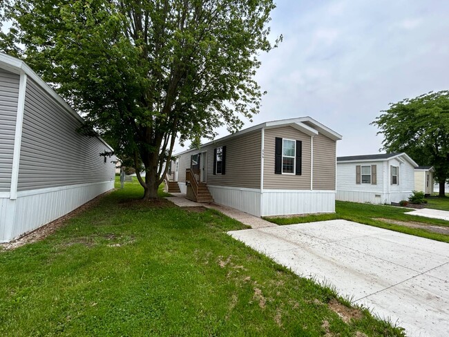 Building Photo - 666 Ascot Cir