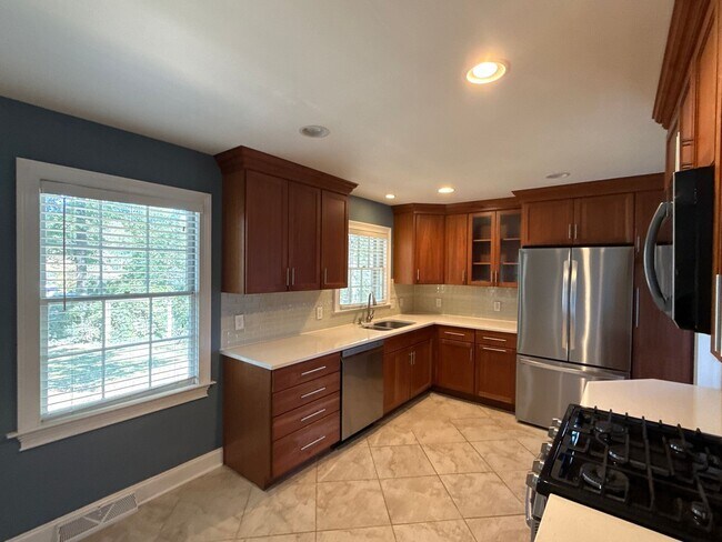 Building Photo - 3-Bedroom Home in Montclaire!