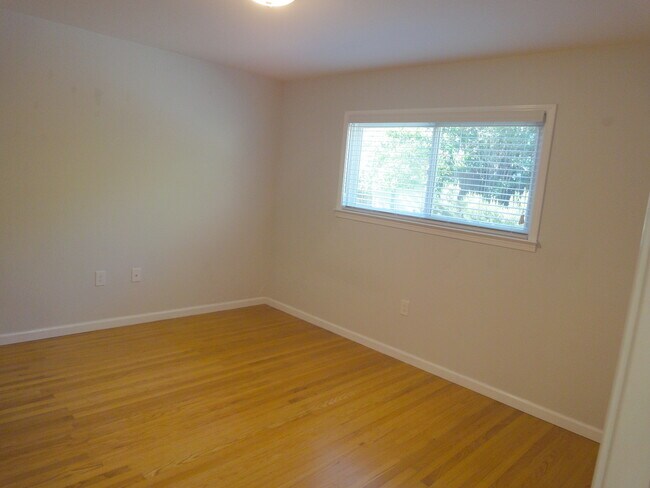 Building Photo - 3 Le Claire Ct