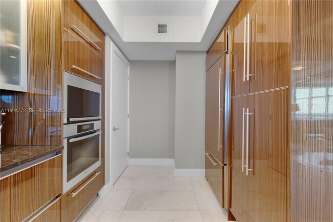 Building Photo - 2711 S Ocean Dr