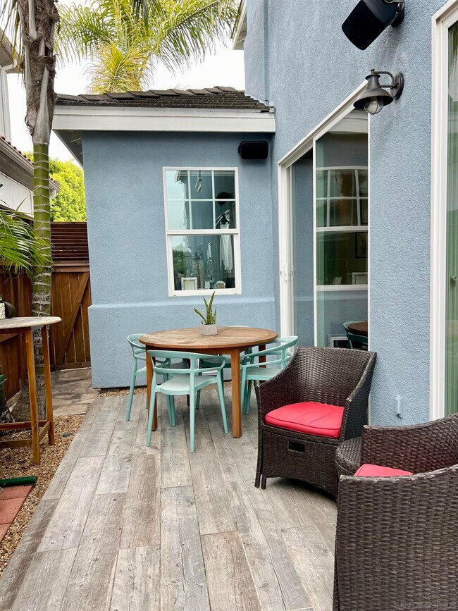 Building Photo - 517 N Cedros Ave