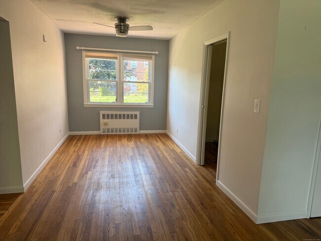Building Photo - 242 Glenbrook Rd