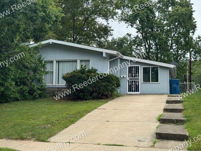 Primary Photo - Spacious 3 bedroom 2 bathroom house Walkin...