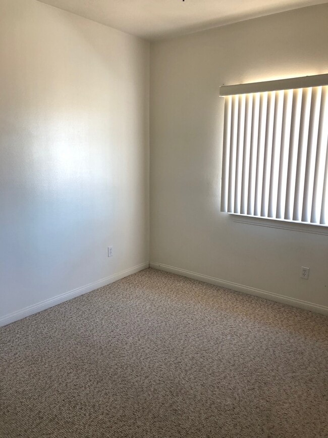 Building Photo - Adorable 3 bedroom Hesperia home!