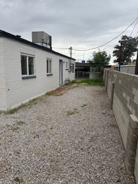 Building Photo - 2113 E Sunland Vista