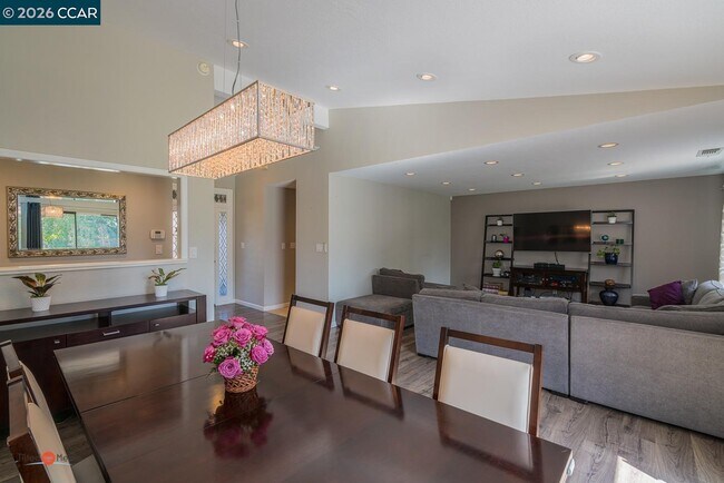 Building Photo - 2904 Canterbury Cir