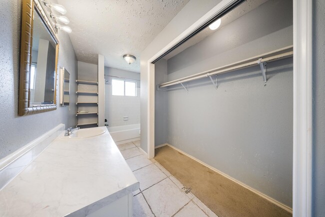 Building Photo - 15242 Peachmeadow Ln