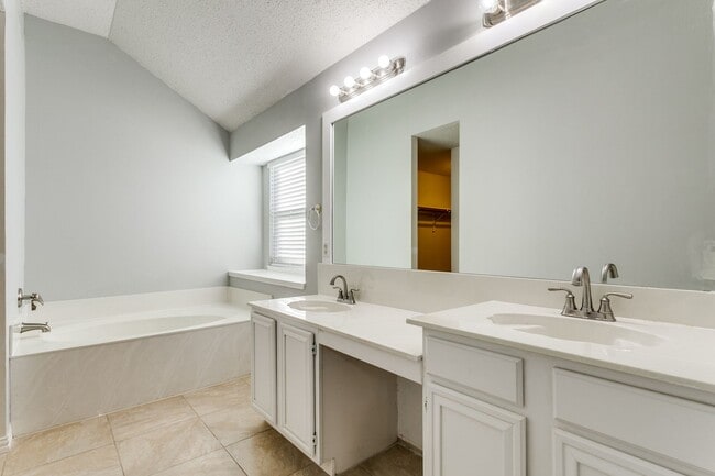 Building Photo - 1728 Creekpoint Dr