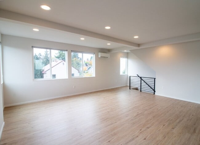 Building Photo - 3Bd/1.75Ba Seattle Townhouse