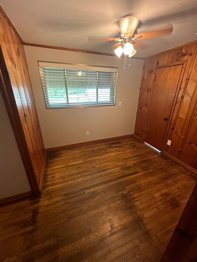 Building Photo - Beautiful Home in Colonial Acres!