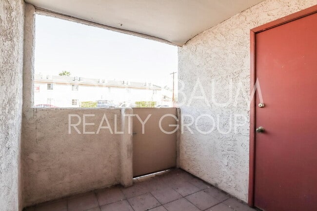 Building Photo - Spacious 1-bed, 1-bath downstairs apartmen...