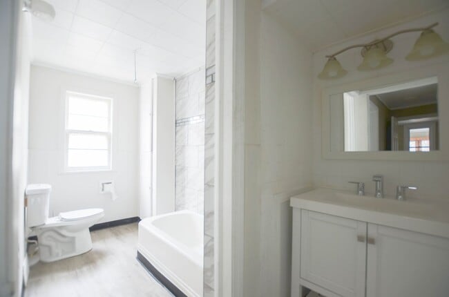 Building Photo - 6bd 2ba house | PLEX Neighborhood | Off st...