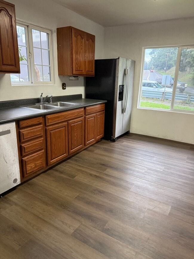 Building Photo - Spacious Two-Story with Country Kitchen an...