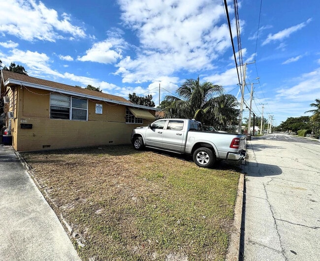 Building Photo - 4341 Pinewood Ave