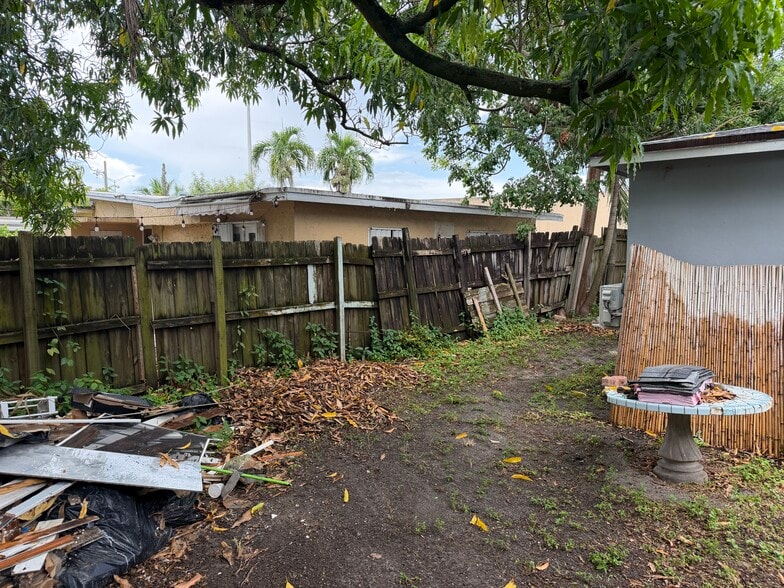 Patio with privacy - 13845 NW 6th Ave