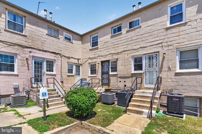 Building Photo - 2437 Iverson St