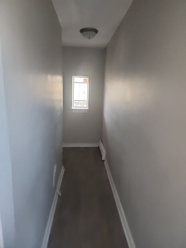 Building Photo - Newly Renovated 3 Bedroom Section 8 are We...