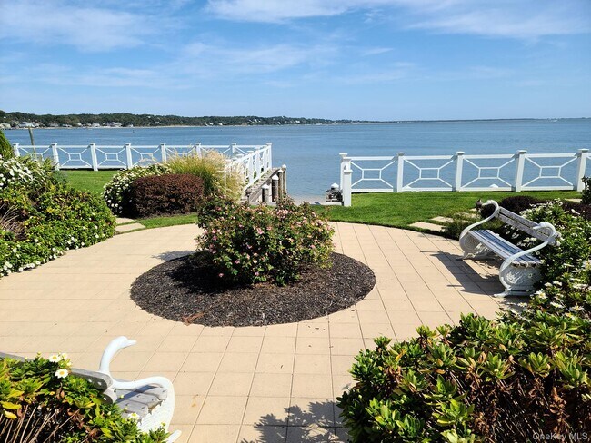 Building Photo - 62 Canoe Place Rd