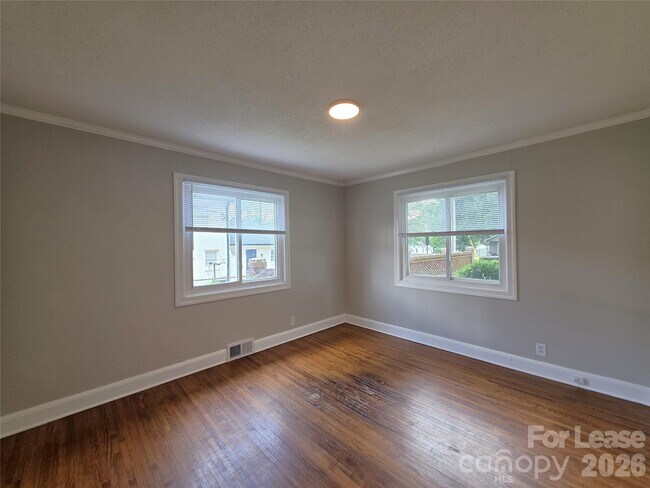 Building Photo - 1310 Oakwood Ave
