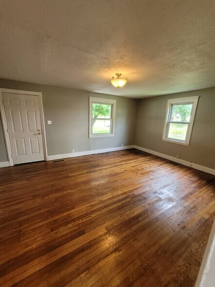 Building Photo - 401 Amber St