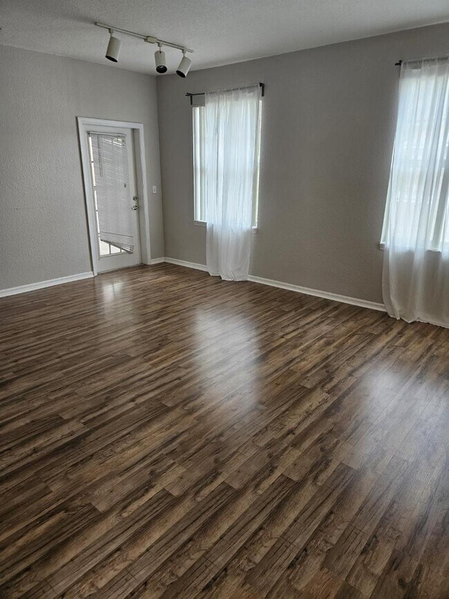 Building Photo - 6758 W Sample Rd