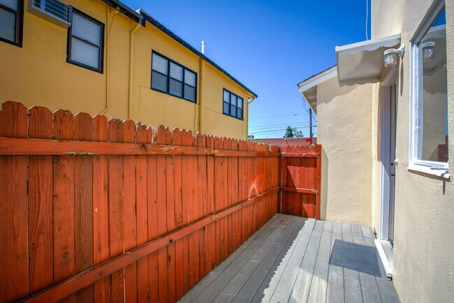 Building Photo - 2256 S Carmelina Ave