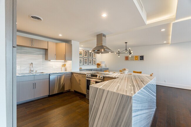 Building Photo - 2701 Westheimer Rd