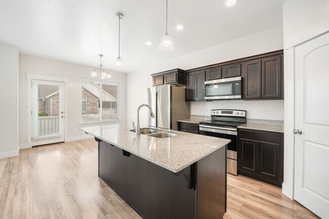 Building Photo - Spacious 4 Bedroom Townhome in Vineyard, UT