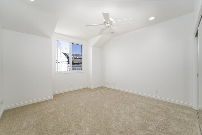 Building Photo - 119 Opal Ave