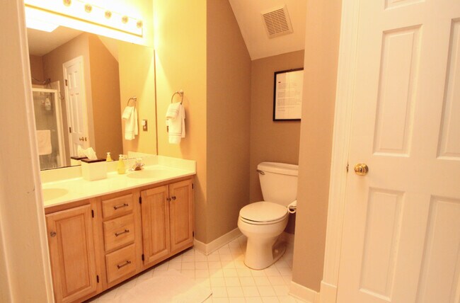 Building Photo - 1776 Dunmore Pl