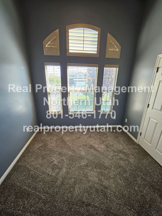 Building Photo - Stunning 7 Bedroom Home in West Point Avai...