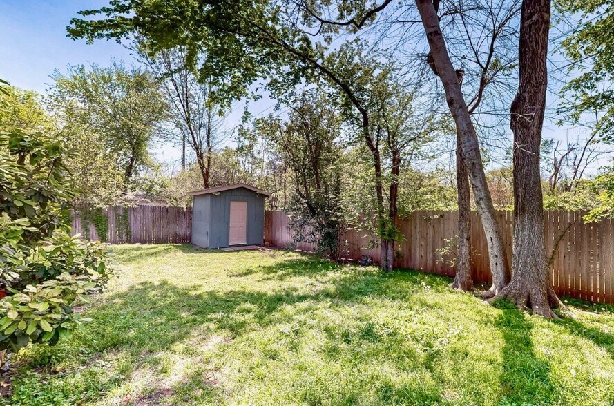Building Photo - 833 Peavy Rd