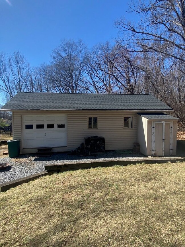 Building Photo - Amazing  split-level home in Ashby Heights!