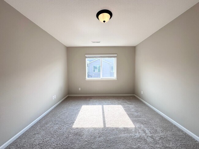 Building Photo - Stunning Modern 5 Bed 3 Bath Home in North...