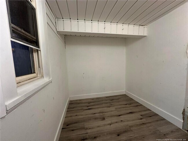 Building Photo - 413 Country Club Dr