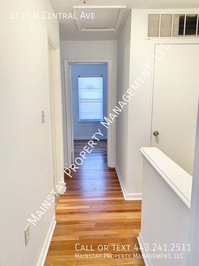 Building Photo - Updated 3 Bed 3 Bath End Unit Townhouse