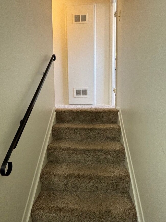 Building Photo - Updated 3bd/2.5ba Townhome in Lakewood