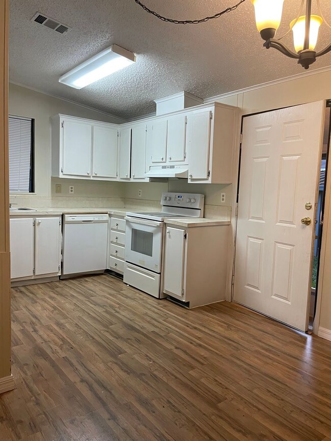 Building Photo - 3bed/2bath mobile home in non age restrict...