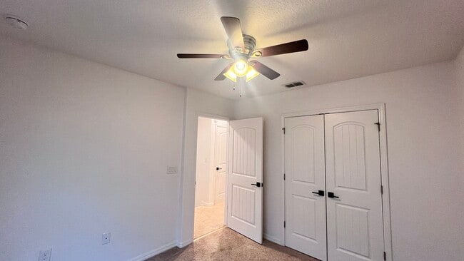 Building Photo - Beautiful Upgraded 3 Bedroom and 2 1/2 Bat...