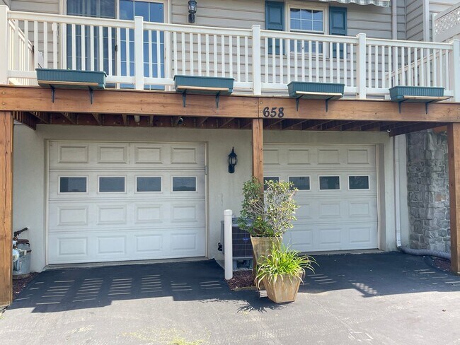 Building Photo - Beautiful Luxury Townhome in Lancaster