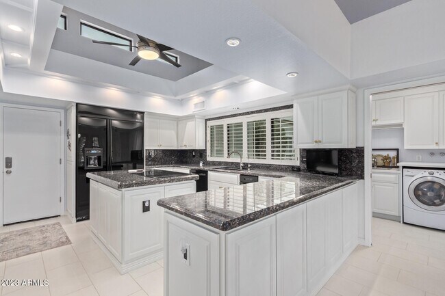 Building Photo - 10641 E San Salvador Dr