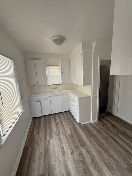 Building Photo - 15082 Rochelle St