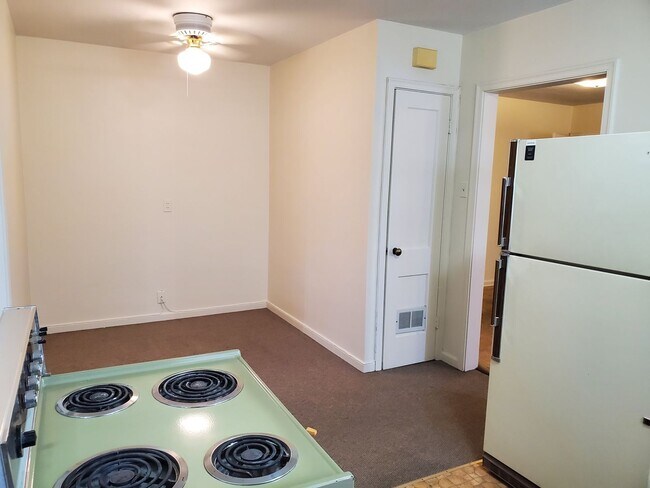Building Photo - Private loft apartment over barber shop ne...
