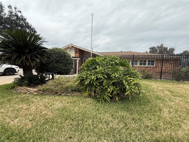 Building Photo - 822 Hidden Valley Dr