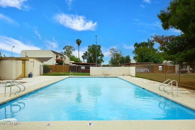 Building Photo - 944 S Valencia