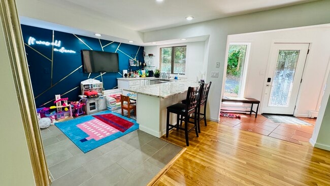 Building Photo - 96 Old Pascack Rd