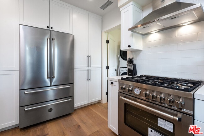 Building Photo - 527 S Bentley Ave